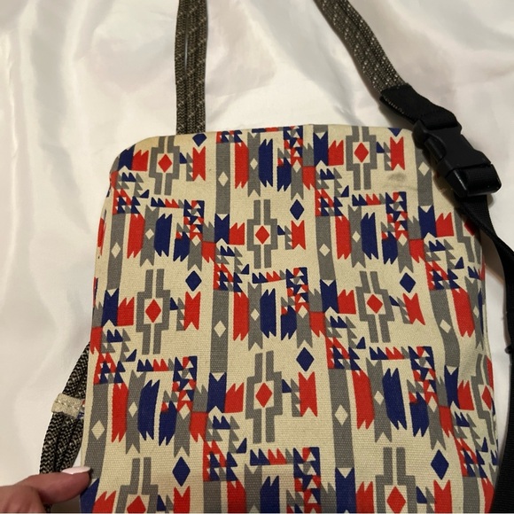 Kavu Red and Blue Crossbody Bag Vibrant Design - Picture 4 of 12